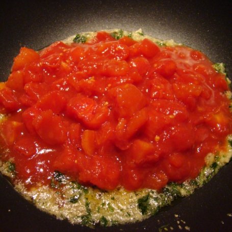 Krok 3 - Makaron z krewetkami w sosie pomidorowym foto