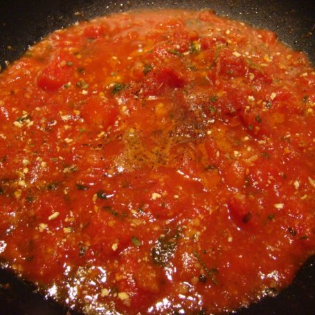 Krok 4 - Makaron z krewetkami w sosie pomidorowym foto