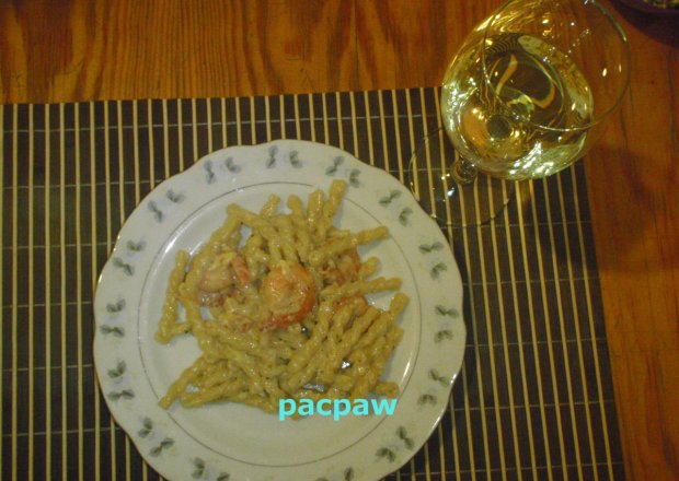 Fotografia przedstawiająca Makaron z krewetkami w sosie śmietanowo-serowym