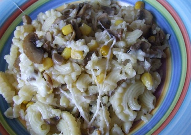 Fotografia przedstawiająca makaron z kukurydza i mozzarellą