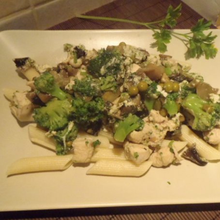 Krok 3 - Makaron z kurczakiem brokułami i pieczarkami foto
