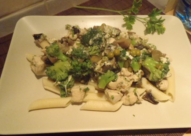 Fotografia przedstawiająca Makaron z kurczakiem brokułami i pieczarkami