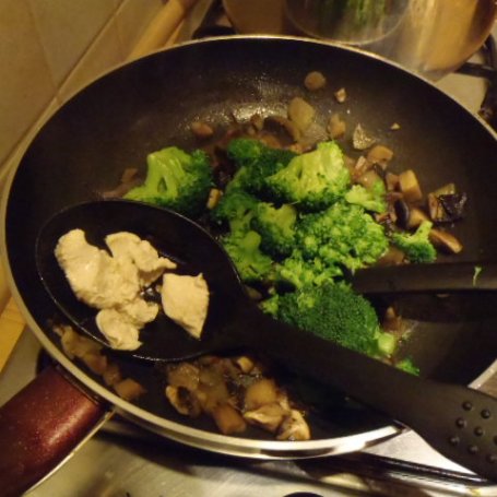 Krok 2 - Makaron z kurczakiem brokułami i pieczarkami foto