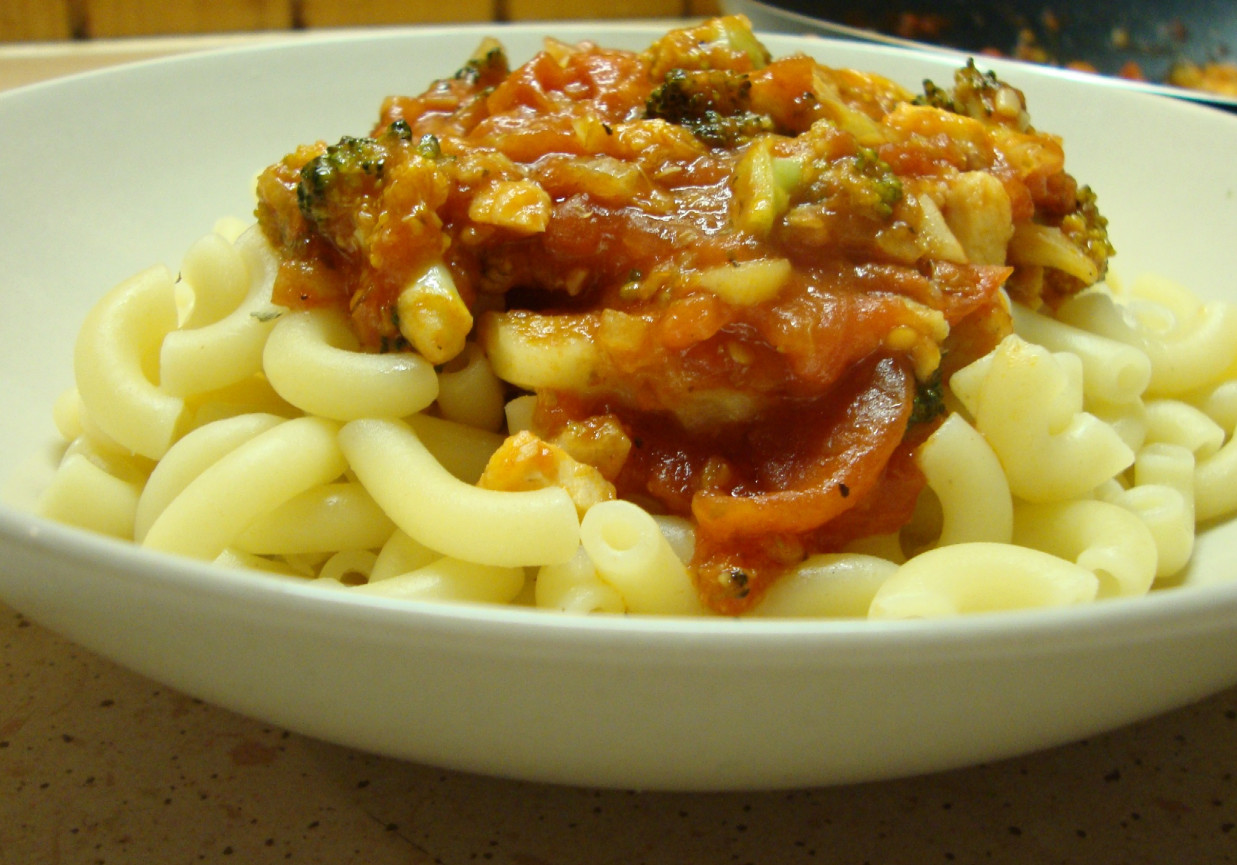 Makaron z kurczakiem, brokułami i pomidorami foto