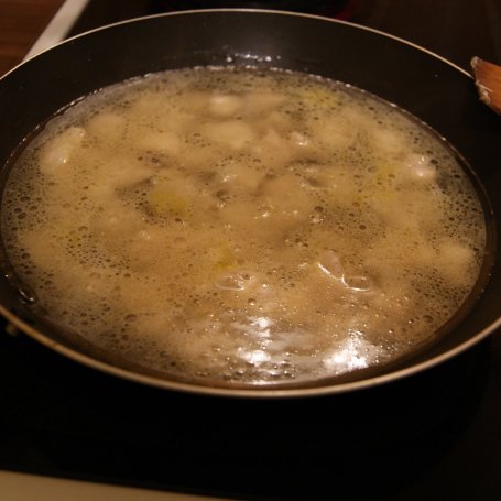 Krok 2 - Makaron z kurczakiem i brokułami w sosie śmietanowo-bazyliowym foto