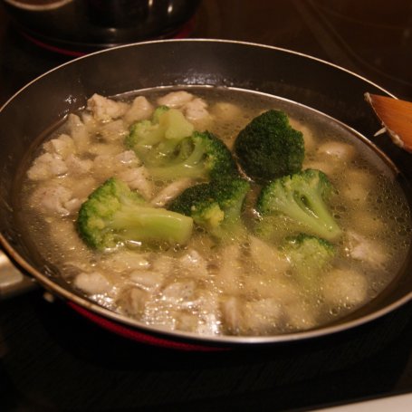 Krok 3 - Makaron z kurczakiem i brokułami w sosie śmietanowo-bazyliowym foto