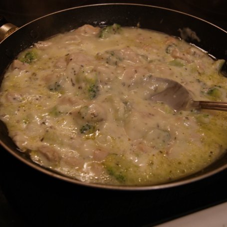 Krok 5 - Makaron z kurczakiem i brokułami w sosie śmietanowo-bazyliowym foto
