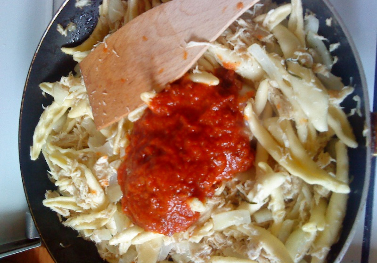Makaron z kurczakiem i czerwonym sosem foto
