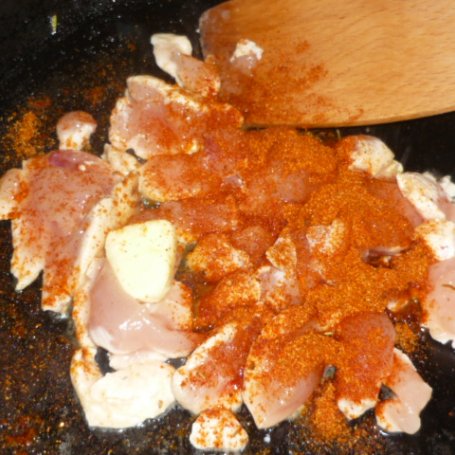 Krok 2 - makaron z kurczakiem i kiełkami fasoli mung  w sosie sałatkowym Prymat foto
