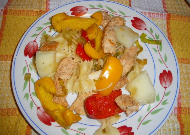 Fotografia przedstawiająca makaron z kurczakiem i papryką