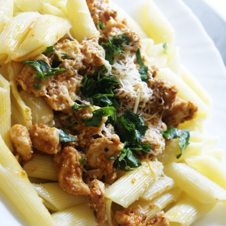 Krok 4 - Makaron z kurczakiem i pesto foto