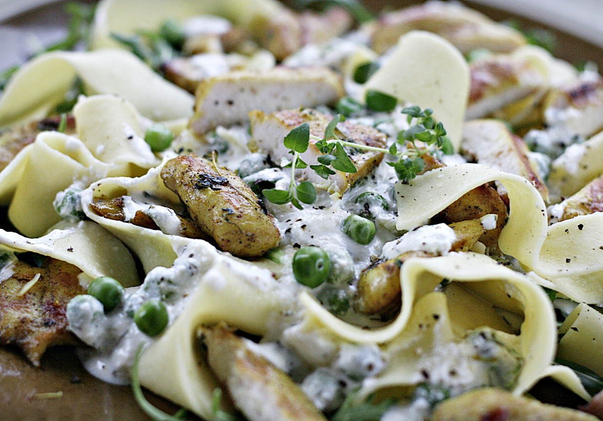 Makaron z kurczakiem i sosem jogurtowym z wasabi i zielonym groszkiem