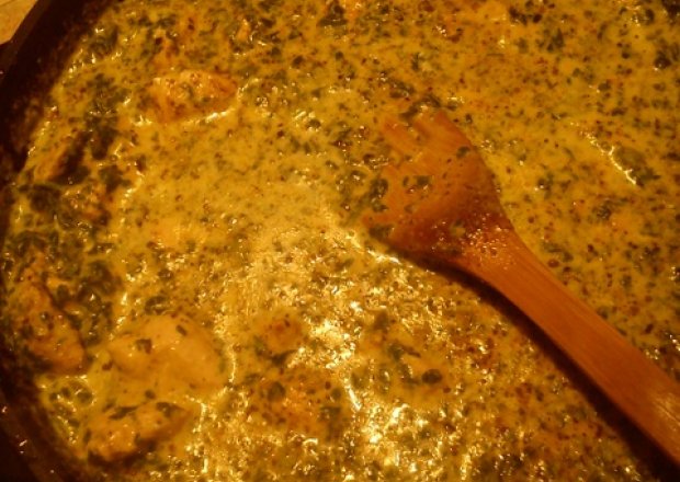 Fotografia przedstawiająca Makaron z kurczakiem i sosem szpinakowo-serowym