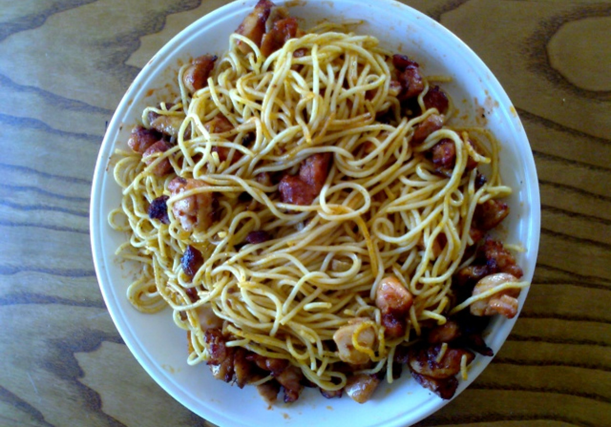 Makaron z kurczakiem miodowym i curry foto