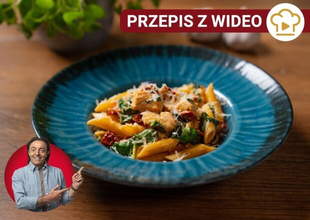 Fotografia przedstawiająca Makaron z kurczakiem, suszonymi pomidorami i szpinakiem