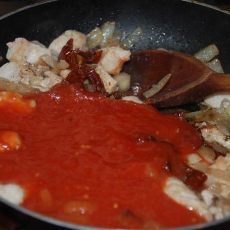 Krok 5 - Makaron z kurczakiem w sosie pomidorowym foto