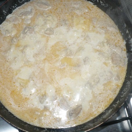 Krok 4 - Makaron z kurczakiem w sosie serowym foto
