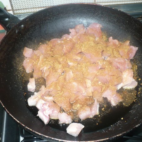 Krok 1 - Makaron z kurczakiem w sosie serowym foto