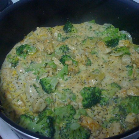 Krok 4 - Makaron z kurczakiem w sosie śmietankowym z brokułami foto