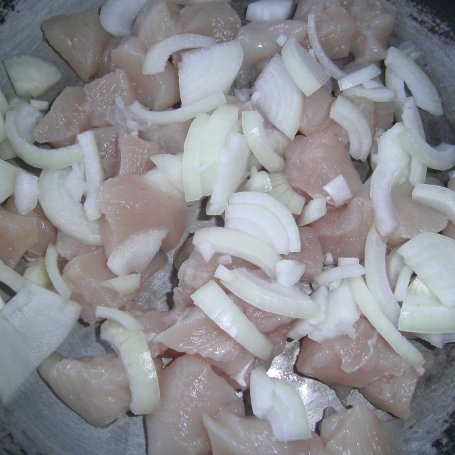 Krok 2 - Makaron z kurczakiem w sosie śmietanowym z curry foto