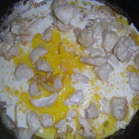 Krok 3 - Makaron z kurczakiem w sosie śmietanowym z curry foto