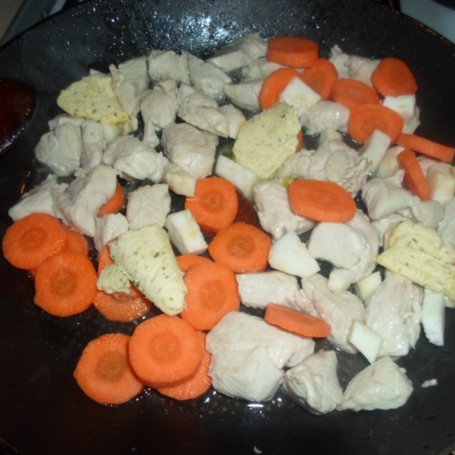 Krok 2 - Makaron z kurczakiem, warzywami i jajem vol.2 foto