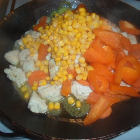 Krok 3 - Makaron z kurczakiem, warzywami i jajem vol.2 foto
