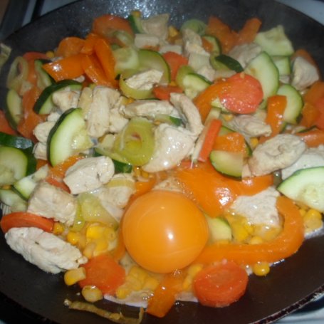 Krok 4 - Makaron z kurczakiem, warzywami i jajem vol.2 foto