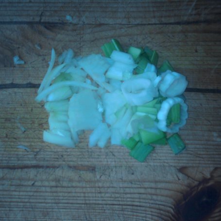 Krok 1 - Makaron z kurczakiem wzbogacony porem i cebulką foto