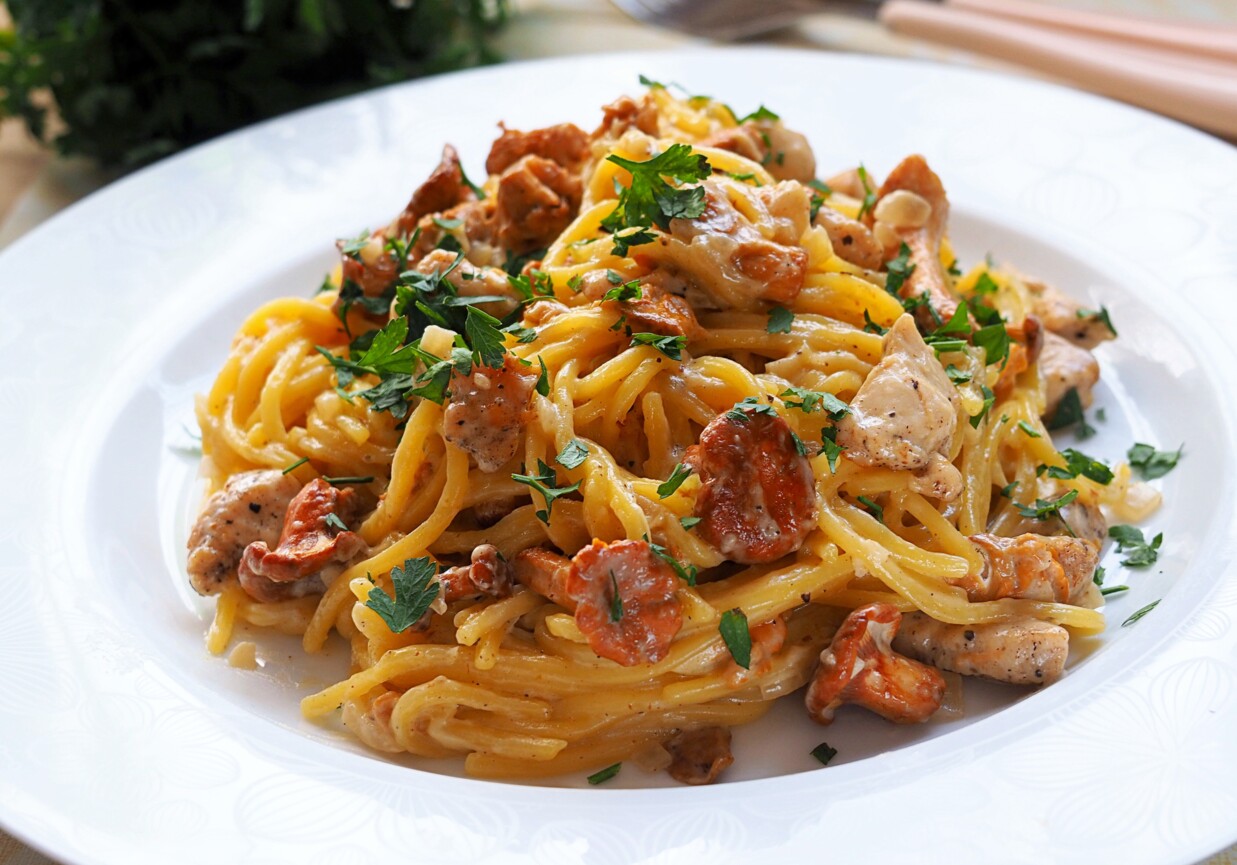 Spaghetti z kurczakiem i kurkami foto