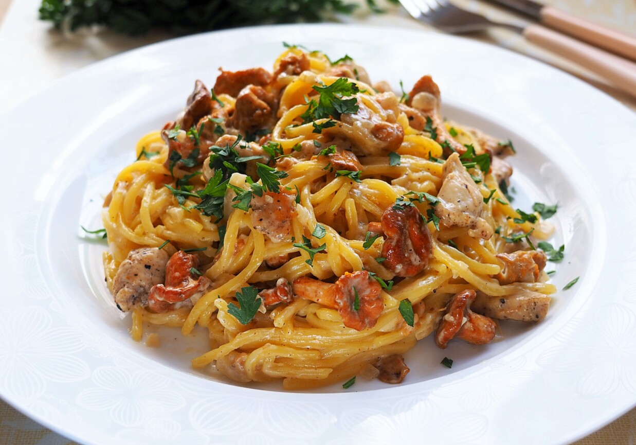 Spaghetti z kurczakiem i kurkami foto