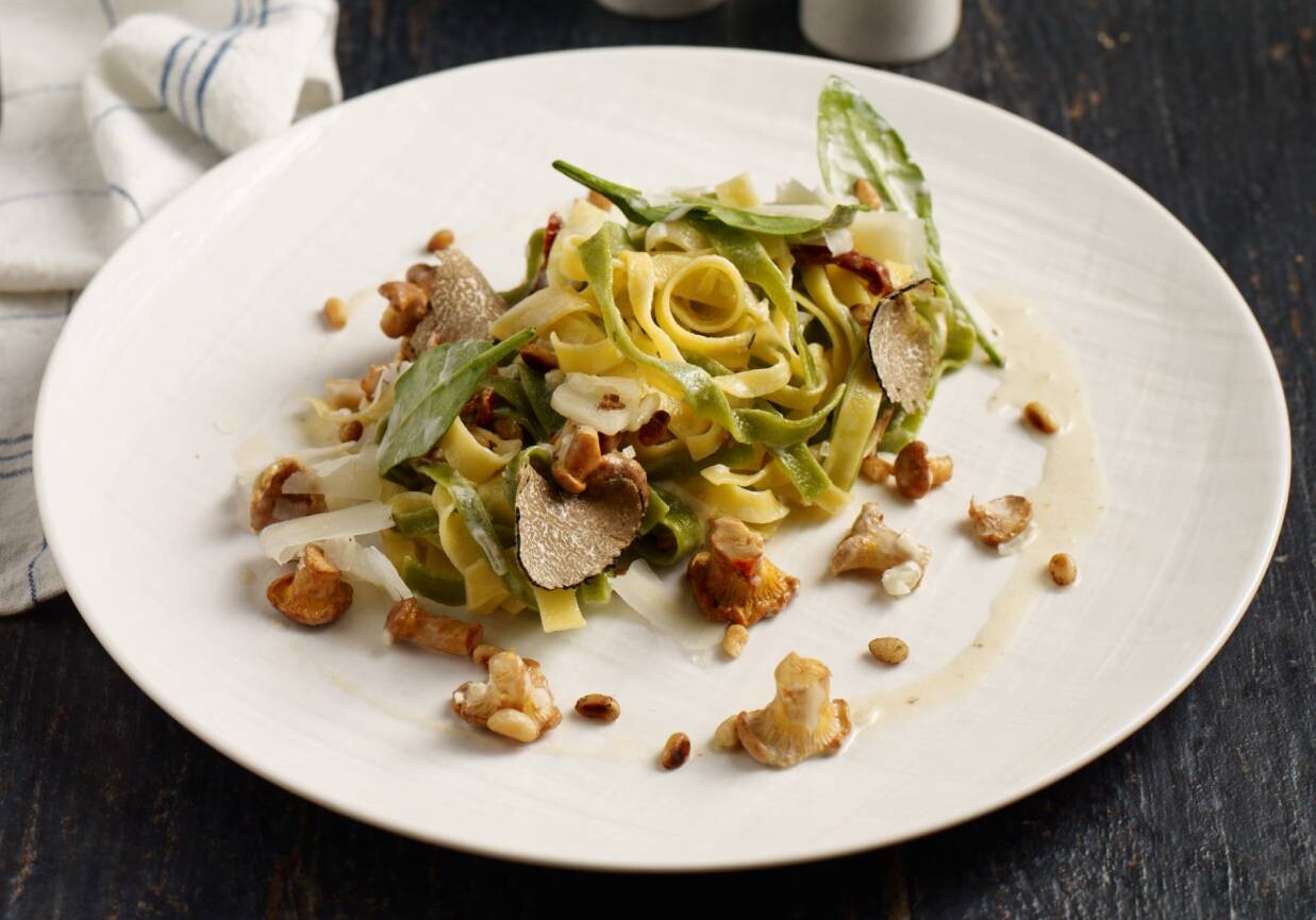 Makaron z kurkami, szpinakiem w sosie serowym foto