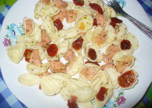 Fotografia przedstawiająca Makaron z łososiem i pomidorkami suszonymi
