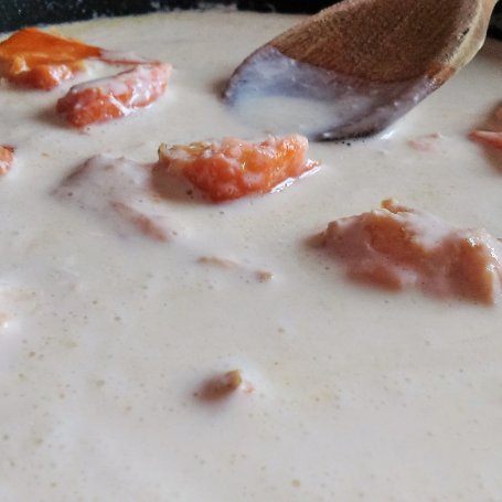 Krok 2 - Makaron z łososiem w sosie jogurtowo - imbirowym foto
