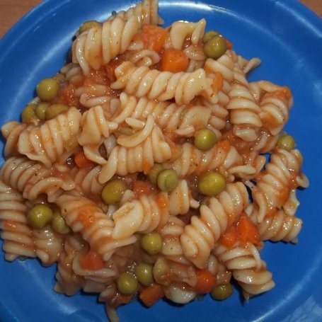 Krok 4 - Makaron z marchewką i groszkiem w sosie pomidorowym foto