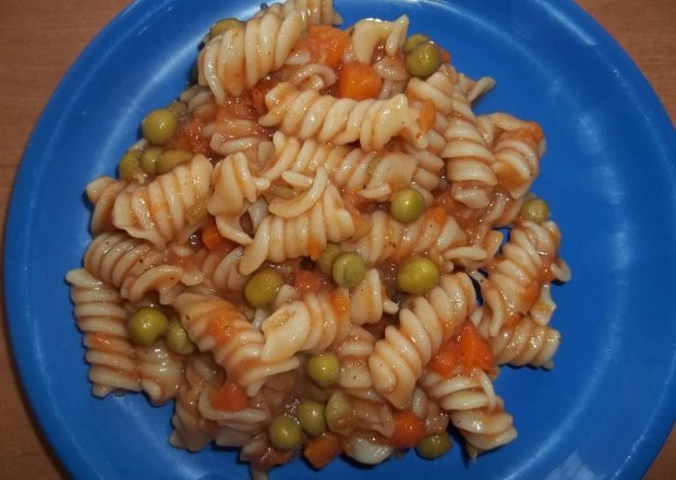 Fotografia przedstawiająca Makaron z marchewką i groszkiem w sosie pomidorowym