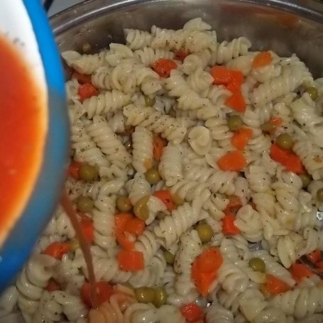 Krok 3 - Makaron z marchewką i groszkiem w sosie pomidorowym foto