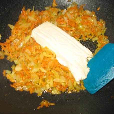 Krok 2 - Makaron z marchewką i serkiem topionym foto