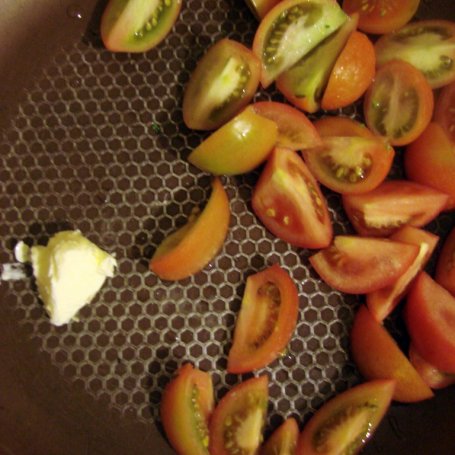 Krok 1 - Makaron z maślanym sosem pomidorowym foto