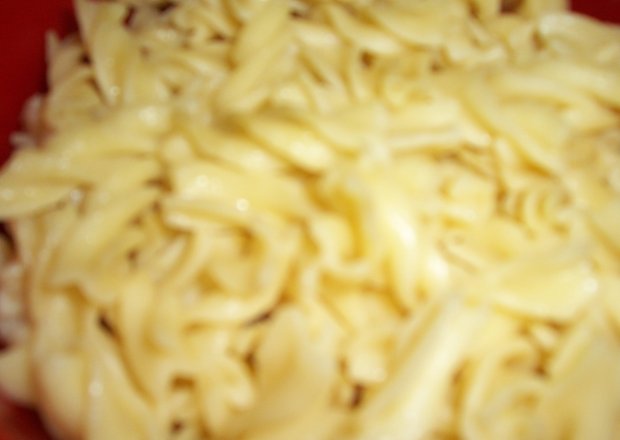 Fotografia przedstawiająca makaron z masłem i curry