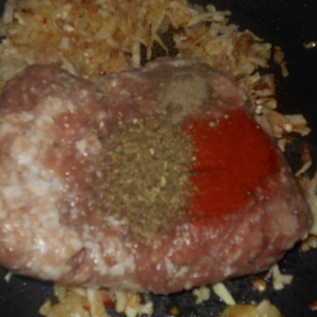 Krok 5 - Makaron z mięsem i kalarepką foto