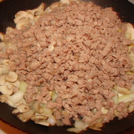 Krok 5 - Makaron z mięsem i kapustą oraz pieczarkami foto