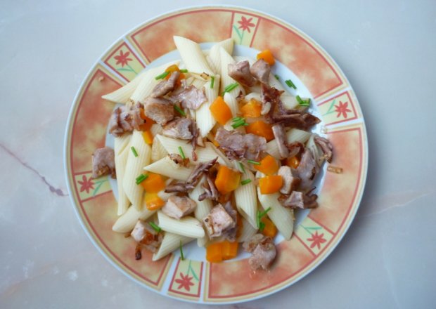 Fotografia przedstawiająca Makaron z mięsem i marchewką