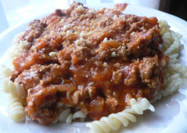 Fotografia przedstawiająca Makaron z mięsem i pomidorowym sosem
