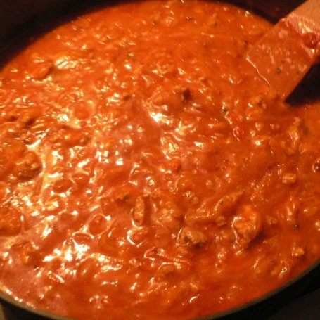 Krok 2 - Makaron z mięsem i pomidorowym sosem foto