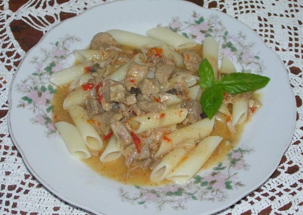 Fotografia przedstawiająca Makaron z mięsem i sosem chilli