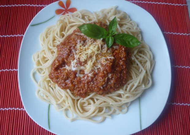 Fotografia przedstawiająca Makaron z mięsem i sosem pomidorowym