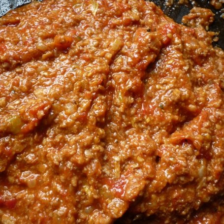 Krok 3 - Makaron z mięsem i sosem pomidorowym foto