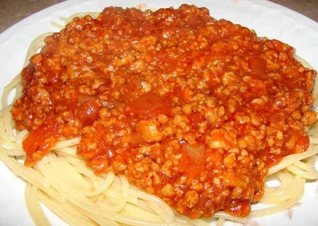 Fotografia przedstawiająca makaron z mięsem i sosem pomidorowym