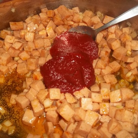 Krok 4 - Makaron z mortadelą w sosie pomidorowym foto